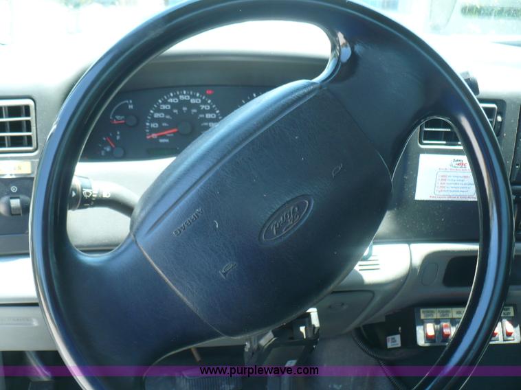 image for item B1280 2002 Ford F550 utility pickup truck