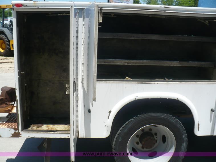 image for item B1280 2002 Ford F550 utility pickup truck