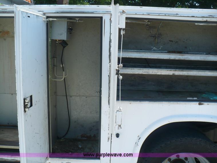 image for item B1280 2002 Ford F550 utility pickup truck