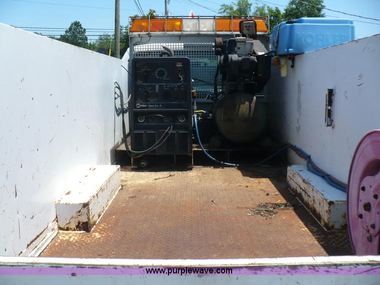 image for item B1280 2002 Ford F550 utility pickup truck