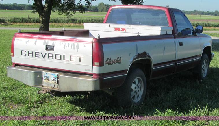 image for item B6716 1989 Chevrolet 1500 Silverado pickup truck
