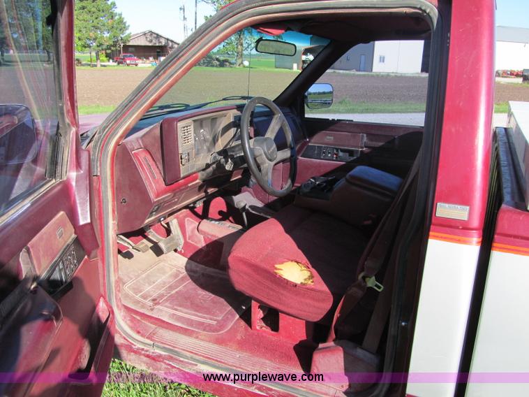 image for item B6716 1989 Chevrolet 1500 Silverado pickup truck