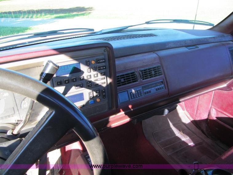 image for item B6716 1989 Chevrolet 1500 Silverado pickup truck