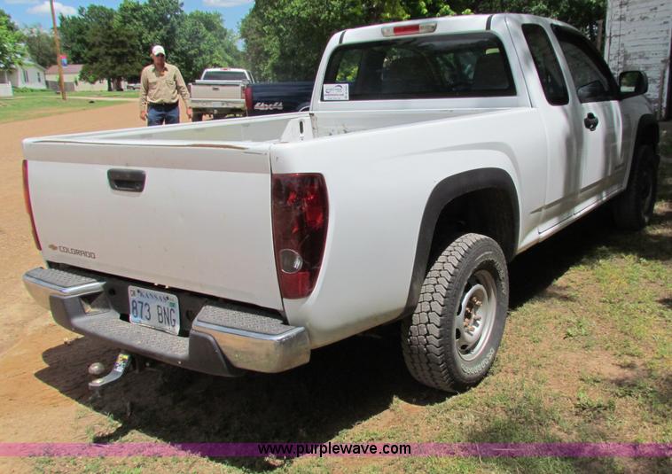 image for item B7254 2005 Chevrolet Colorado extended cab pickup truck
