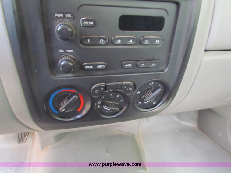 image for item B7254 2005 Chevrolet Colorado extended cab pickup truck