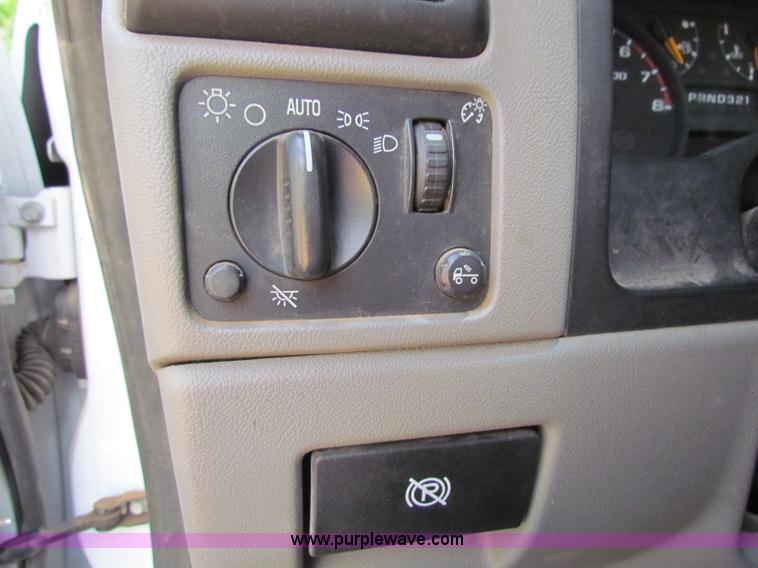 image for item B7254 2005 Chevrolet Colorado extended cab pickup truck