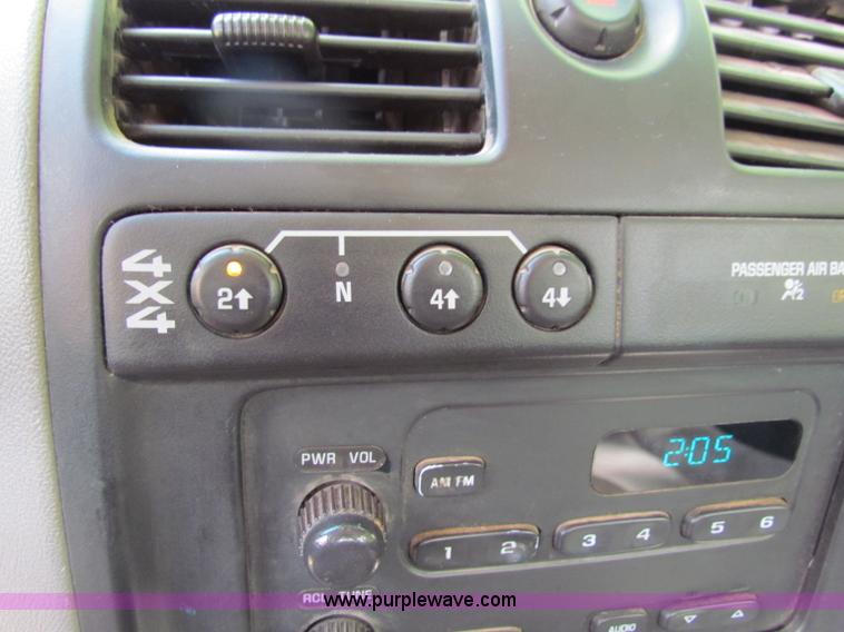 image for item B7254 2005 Chevrolet Colorado extended cab pickup truck