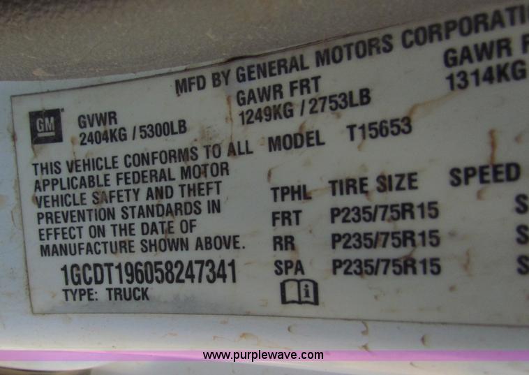 image for item B7254 2005 Chevrolet Colorado extended cab pickup truck