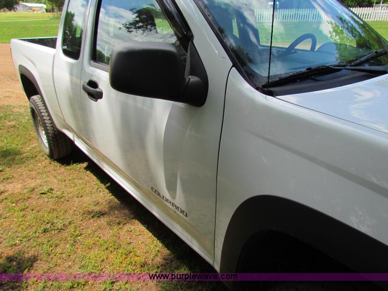 image for item B7254 2005 Chevrolet Colorado extended cab pickup truck
