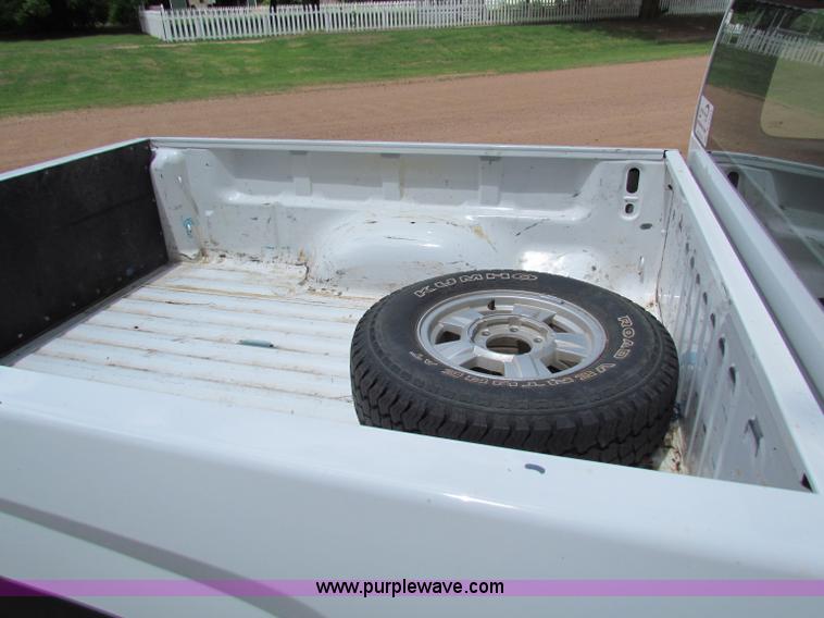 image for item B7254 2005 Chevrolet Colorado extended cab pickup truck