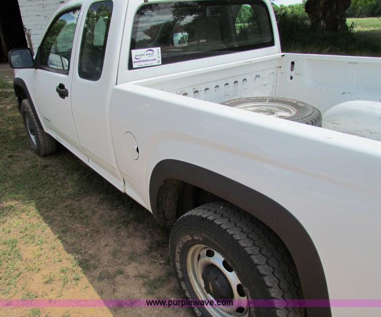 image for item B7254 2005 Chevrolet Colorado extended cab pickup truck