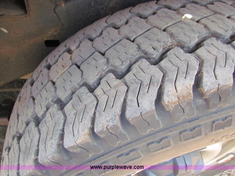 image for item B7254 2005 Chevrolet Colorado extended cab pickup truck