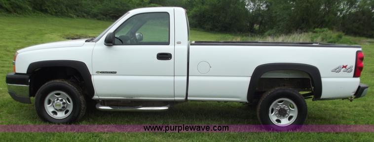 image for item C2088 2004 Chevrolet 2500 HD Silverado pickup truck