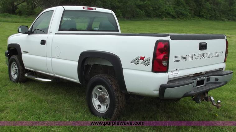 image for item C2088 2004 Chevrolet 2500 HD Silverado pickup truck