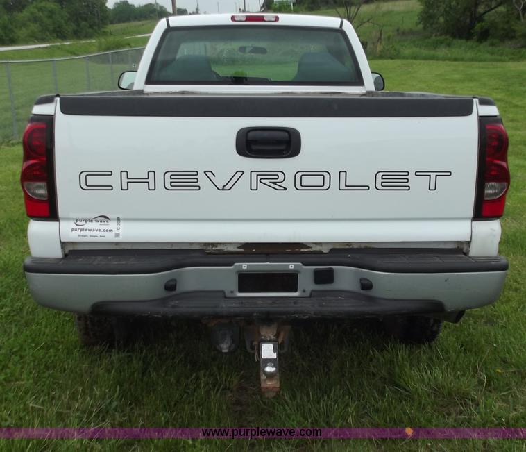 image for item C2088 2004 Chevrolet 2500 HD Silverado pickup truck