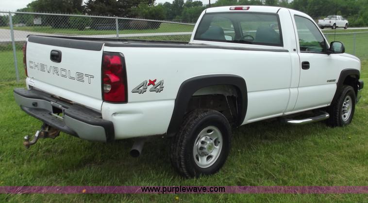 image for item C2088 2004 Chevrolet 2500 HD Silverado pickup truck