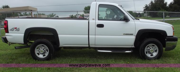 image for item C2088 2004 Chevrolet 2500 HD Silverado pickup truck