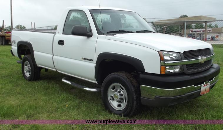 image for item C2088 2004 Chevrolet 2500 HD Silverado pickup truck
