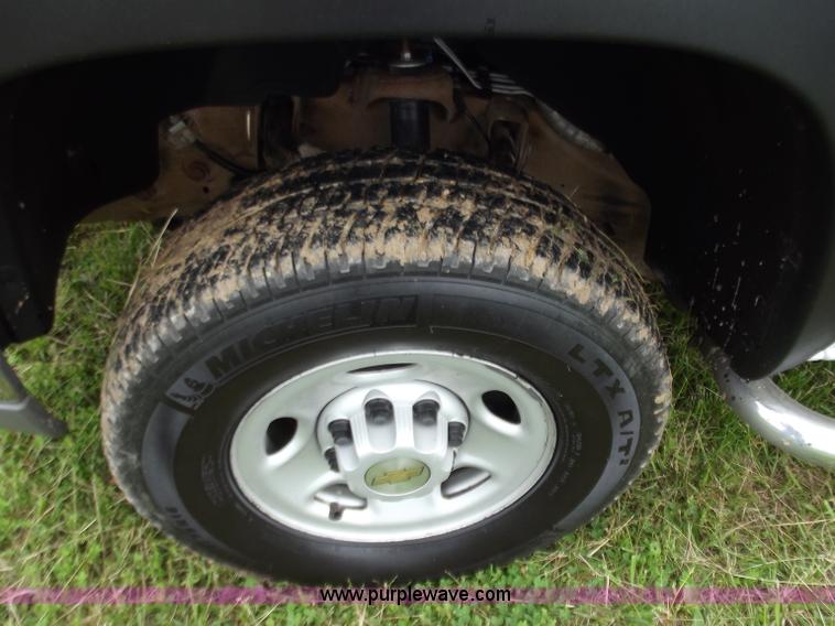 image for item C2088 2004 Chevrolet 2500 HD Silverado pickup truck