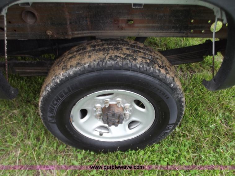 image for item C2088 2004 Chevrolet 2500 HD Silverado pickup truck