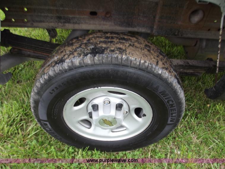 image for item C2088 2004 Chevrolet 2500 HD Silverado pickup truck
