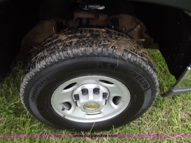image for item C2088 2004 Chevrolet 2500 HD Silverado pickup truck