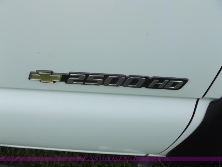 image for item C2088 2004 Chevrolet 2500 HD Silverado pickup truck