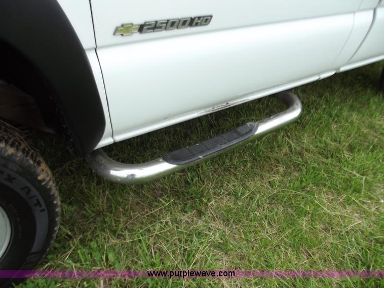 image for item C2088 2004 Chevrolet 2500 HD Silverado pickup truck