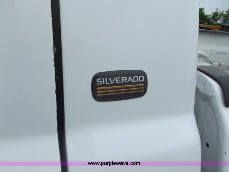 image for item C2088 2004 Chevrolet 2500 HD Silverado pickup truck
