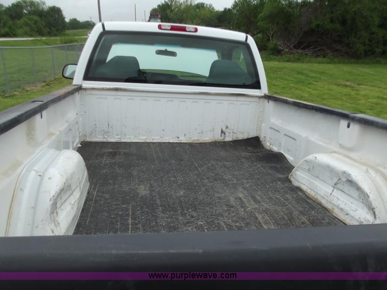 image for item C2088 2004 Chevrolet 2500 HD Silverado pickup truck