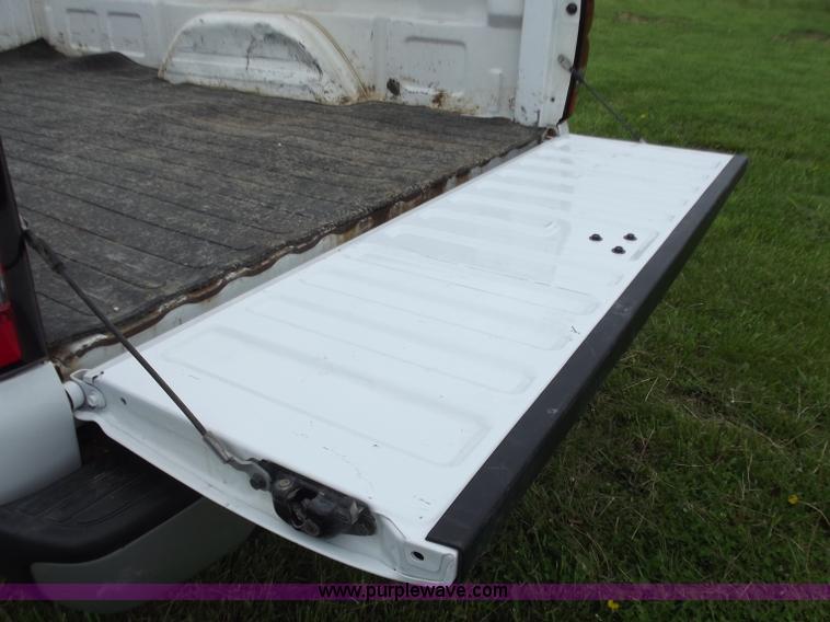 image for item C2088 2004 Chevrolet 2500 HD Silverado pickup truck