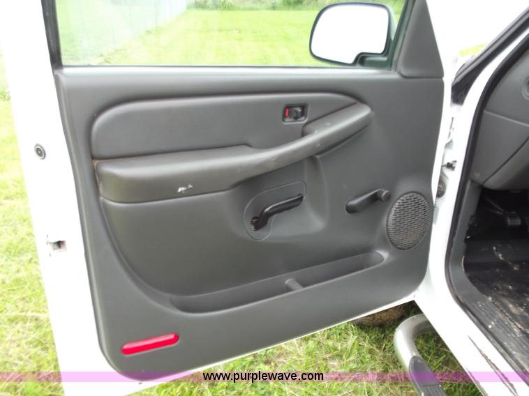 image for item C2088 2004 Chevrolet 2500 HD Silverado pickup truck
