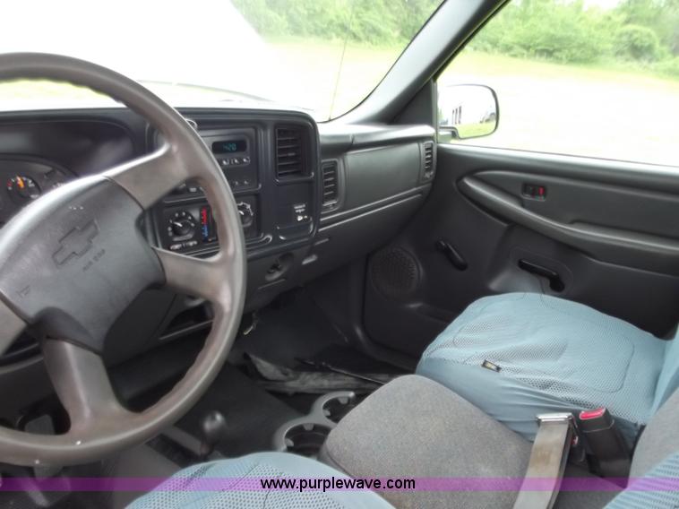 image for item C2088 2004 Chevrolet 2500 HD Silverado pickup truck