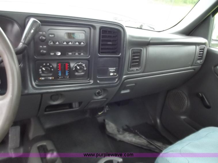 image for item C2088 2004 Chevrolet 2500 HD Silverado pickup truck