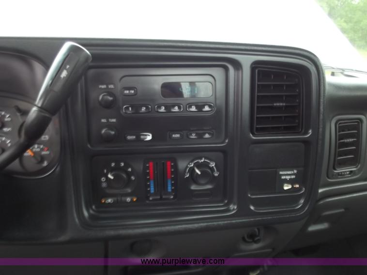 image for item C2088 2004 Chevrolet 2500 HD Silverado pickup truck