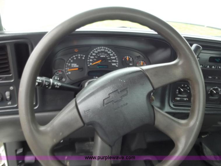 image for item C2088 2004 Chevrolet 2500 HD Silverado pickup truck