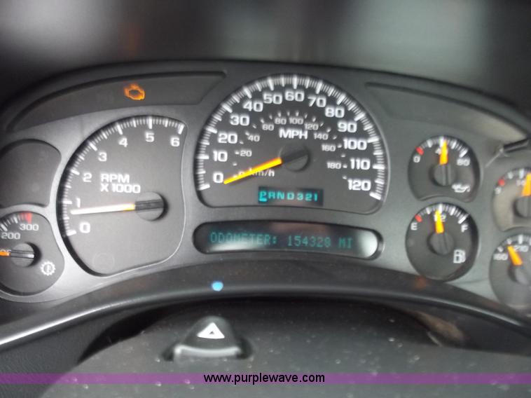 image for item C2088 2004 Chevrolet 2500 HD Silverado pickup truck