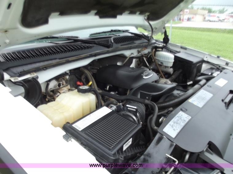 image for item C2088 2004 Chevrolet 2500 HD Silverado pickup truck