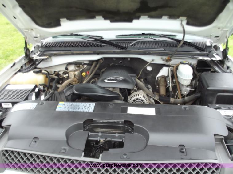 image for item C2088 2004 Chevrolet 2500 HD Silverado pickup truck
