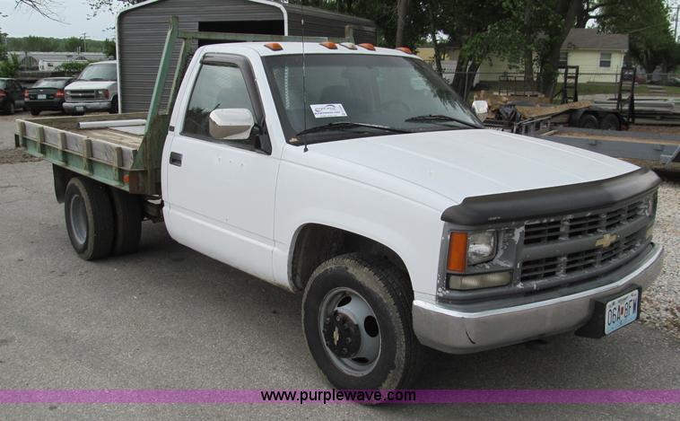 image for item D3205 1995 Chevrolet 3500 flatbed truck