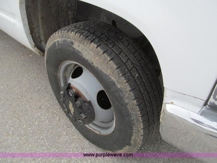 image for item D3205 1995 Chevrolet 3500 flatbed truck