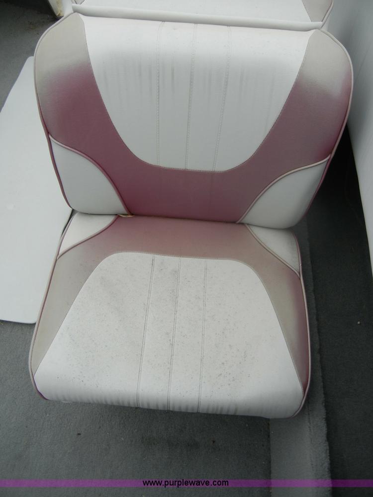 image for item D4059 1989 Vision VIP 1700 boat with trailer