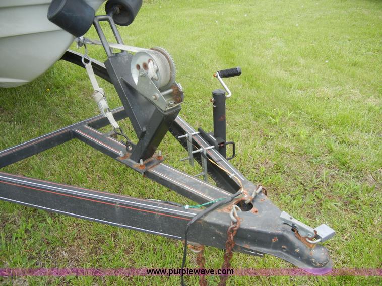 image for item D4059 1989 Vision VIP 1700 boat with trailer