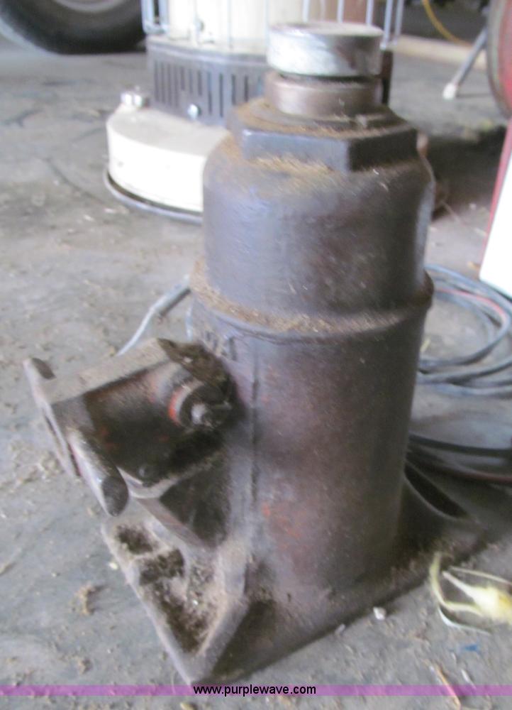 image for item G9485 Assorted tools and kerosene heaters