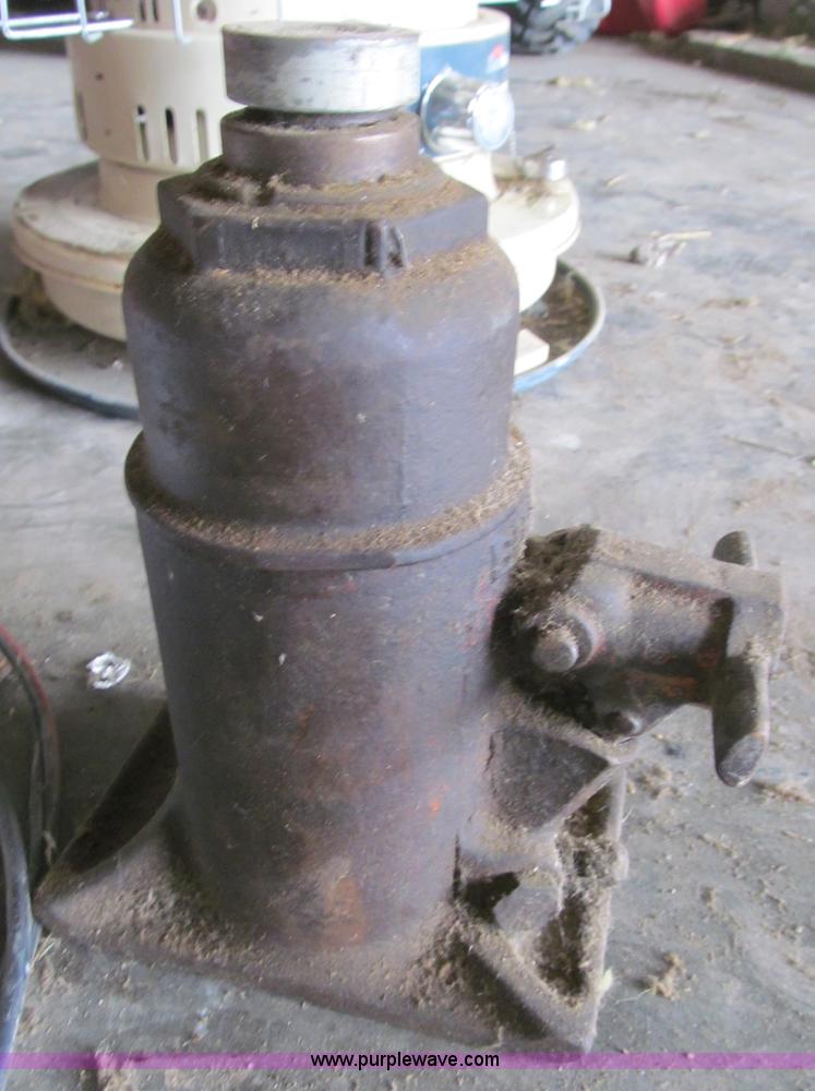 image for item G9485 Assorted tools and kerosene heaters