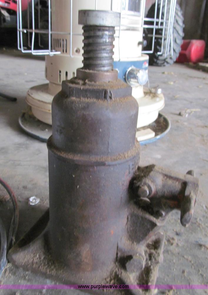 image for item G9485 Assorted tools and kerosene heaters