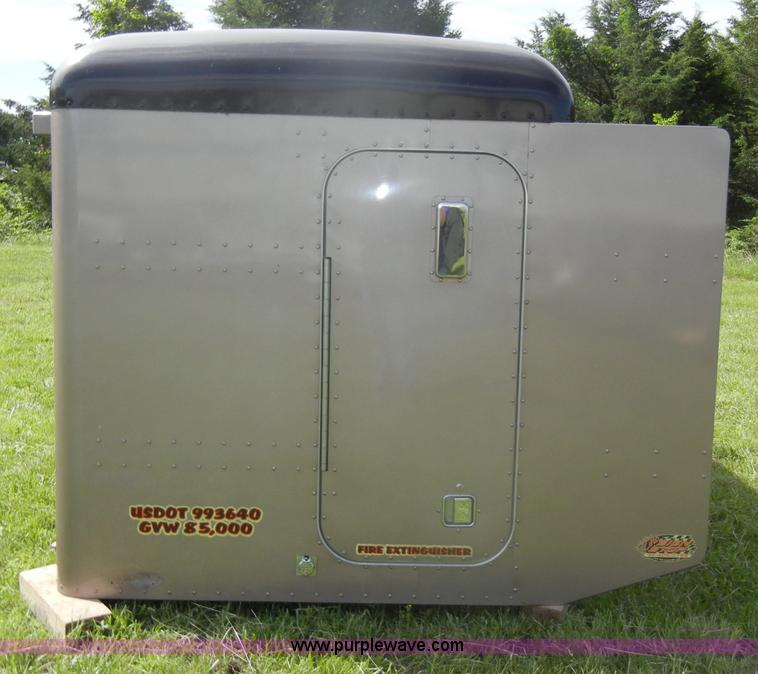 image for item K9214 2001 Peterbilt sleeper