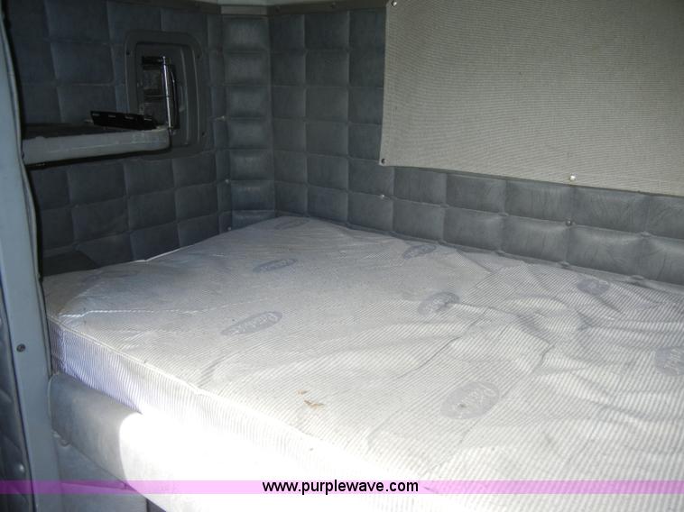 image for item K9214 2001 Peterbilt sleeper
