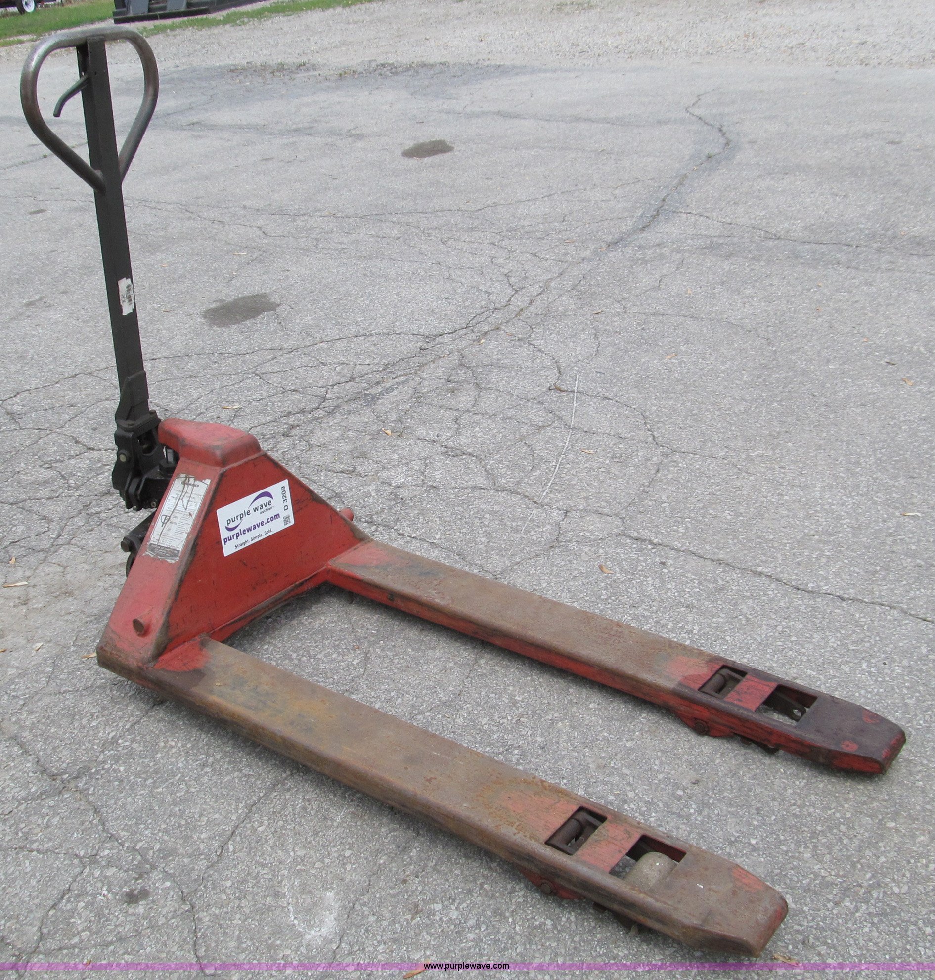 Hammond 2748 pallet jack in Kansas City, MO Item D3209 sold Purple Wave