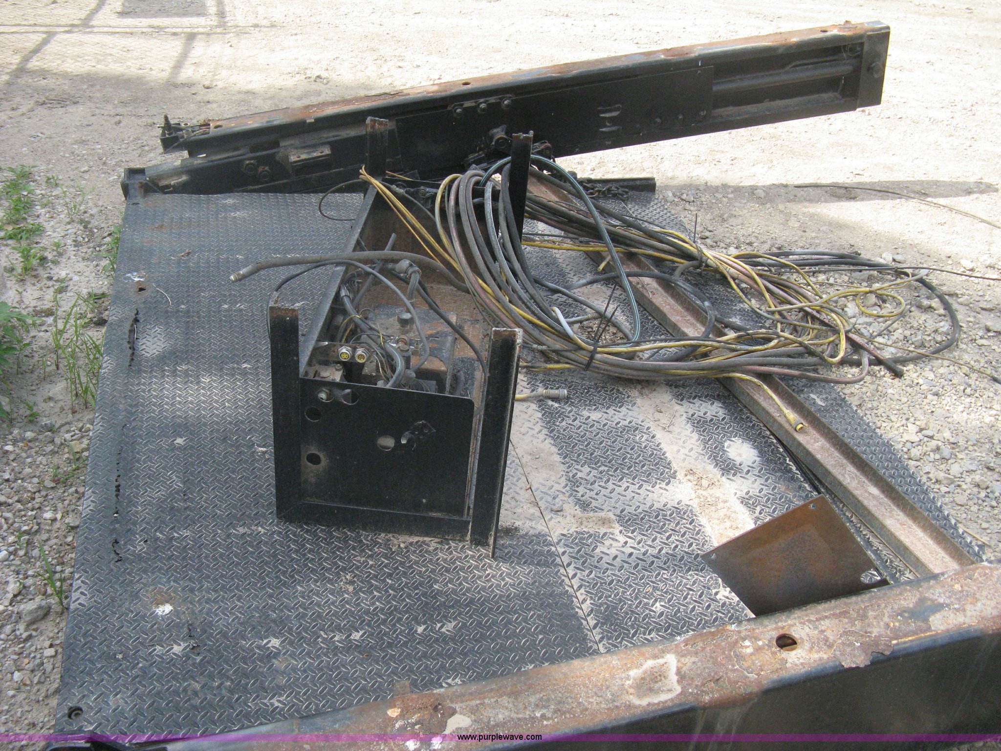 Waltco rail lift/lift gate in Park City, KS Item R9499 sold Purple Wave